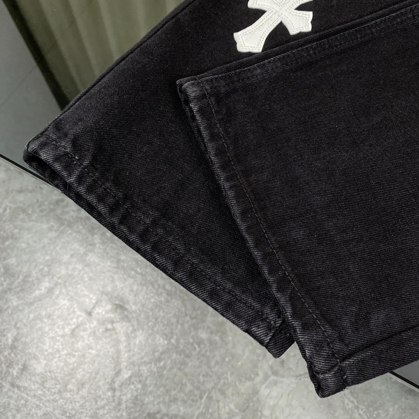🅿️280 Chrome Heart Classic black with red laser cross patchwork leather jeans. The pants are made of top-notch heavy-duty washing technology, and every detail shows ingenuity. The calfskin is laser-cut to make a delicate cross, which is both a tactile and visual enjoyment. Paired with aged silver hardware, it is retro, high-end and full of texture. The straight-cut upper body turns into "chopstick legs" in an instant, easily modifying the shape of the legs. It can be controlled by any body shape and has a full sense of luxury.  This is a carefully crafted high-end version, the quality far exceeds that of street currency, and the details can stand the scrutiny of a magnifying glass. Although the price is close to the people, the quality is completely in line with the big brands, and it is easy to follow the trend.  Classic black, low-key and versatile. Pair it with simple T-shirts and personalized shirts to easily create a fashionable look. Whether you are going out daily or attending events, you can be the center of attention.  Color: black Size: S M L XL 28 30 32 34